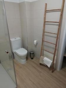 - Baño con aseo y escalera en Apartamento laranja, en Quarteira