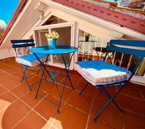 2 sillas y una mesa en un porche en Casa vacanze Santa Marta, en Barletta