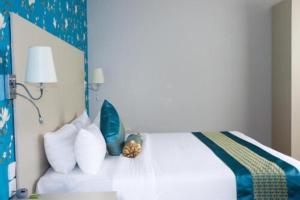 Postel nebo postele na pokoji v ubytování Blooming Suites