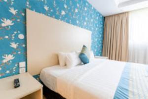 Postel nebo postele na pokoji v ubytování Blooming Suites