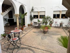 un patio con mesas y sillas en un edificio en Casa Los Valenzuela, en Córdoba
