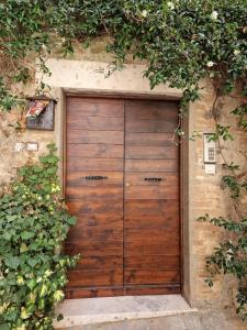 una puerta de garaje de madera en el lateral de un edificio en Casa Il Girasole, en Lugnano in Teverina