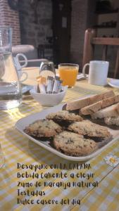 un tavolo con un piatto di biscotti sopra di La Galana a Nestar