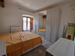 1 dormitorio con cama y espejo en Casa Il Girasole, en Lugnano in Teverina