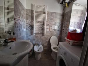 y baño con lavamanos, aseo y lavamanos. en Casa Il Girasole, en Lugnano in Teverina