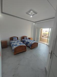 Kama o mga kama sa kuwarto sa Appartements meublés à louer à Chott Mariem Sousse