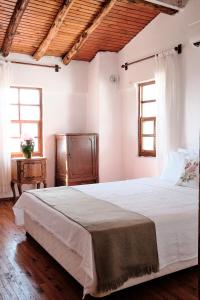 Villa Kaktus 2 في كاس: غرفة نوم بسرير كبير وسقف خشبي