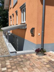a building with a ramp on the side of it at Ferienwohnung im Sand in Herbolzheim