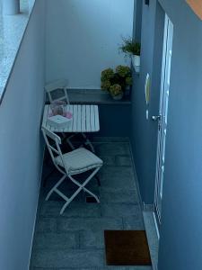 Ferienwohnung im Sand في هيربلتسهايم: طاولة وكرسي في غرفة صغيرة