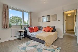 ein Wohnzimmer mit einem Sofa und einem Fenster in der Unterkunft Hidden Gem in Battersea w/ Free Parking in London