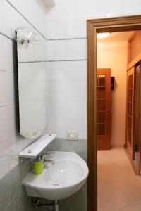 a bathroom with a sink and a mirror at La Posada Roma in Rome