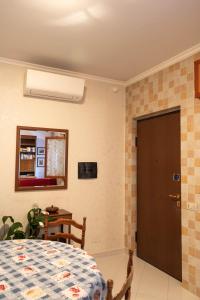 a bedroom with a bed and a mirror and a door at La Posada Roma in Rome