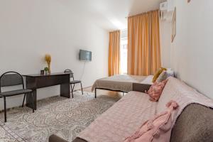 une chambre d'hôtel avec deux lits et un piano dans l'établissement Апартаменты в ЖК Expo Residence C, à Astana