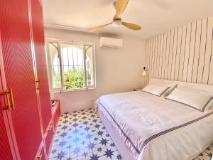- une chambre avec un lit blanc et une fenêtre dans l'établissement GOLDEN MILE FRONT LINE BEACH RESORT, à Marbella