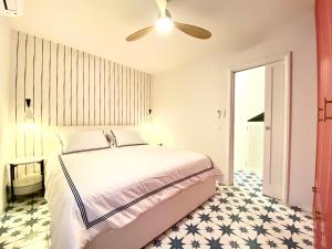 - une chambre avec un lit et un ventilateur de plafond dans l'établissement GOLDEN MILE FRONT LINE BEACH RESORT, à Marbella