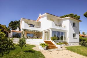 uma villa com vista para o jardim em Bohemian Chic Family Villa by CadenzaLux em Cascais