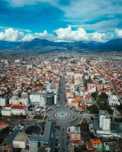 une vue aérienne sur une grande ville avec des bâtiments dans l'établissement ALPHA CITY CENTER APARTMENT, à Shkodër