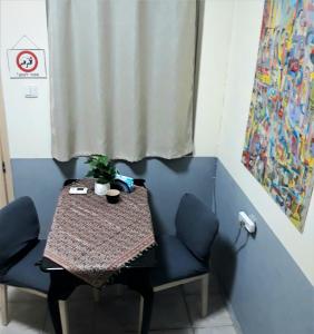 een kleine tafel en 2 stoelen in een kamer bij Hanna's Place - Great Location in Eilat