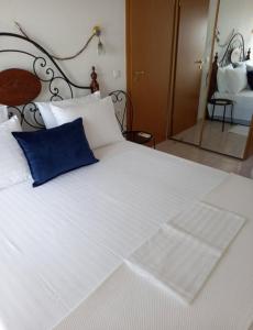 カリテア・ハルキディキにあるYades elegant villa 2 minutes away from the beachの白い大型ベッド(青い枕付)