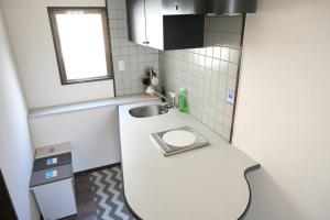 Kuchyň nebo kuchyňský kout v ubytování B201/大阪人气景点黑门市场步行6分钟，日本桥、难波、心斋桥、道顿堀步行可达