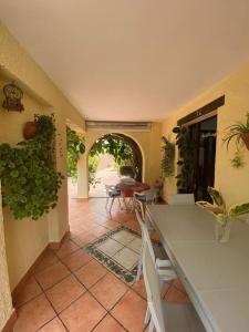 a kitchen with a table and chairs in a room at Casa con jardín en Roda de Bará in Roda de Bará