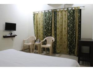 En eller flere senge i et værelse på AR Resort & Restaurant, Gauchar