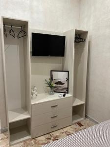 a white entertainment center with a flat screen tv at Casa 157 in Cercola
