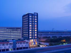 Amaris Hotel Kalimalang في جاكرتا: مبنى طويل مع أضواء على مدينة