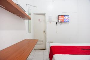 Katil atau katil-katil dalam bilik di RedDoorz Syariah near PGC Cililitan