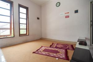 Katil atau katil-katil dalam bilik di RedDoorz Syariah near PGC Cililitan