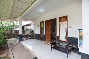 Ruang duduk di RedDoorz Syariah near PGC Cililitan