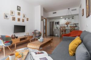 een woonkamer met een bank en een tafel bij tuGuest Postigo I Catedral Apartment in Granada