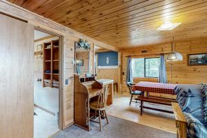 Habitación con cocina y escritorio en una cabaña. en Lakefront Cabin and Cottages, en Greenville
