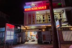 een gebouw met een bord dat oranje monnik man leest bij Minh Minh Nam 2 Hotel in Can Tho