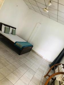 モラトゥワにあるAmani Lake Resortの部屋の角にベッドが備わる部屋