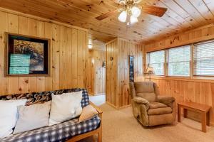 uma sala de estar com um sofá e uma cadeira em Lakefront Cabin and Cottages em Greenville
