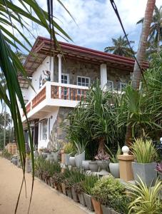 uma casa com plantas em frente em Villa Music of the ocean em Wadduwa