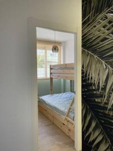 1 dormitorio con litera y escalera en Casa Xava Valencia, en Valencia