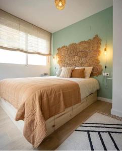 1 dormitorio con 1 cama grande y cabecero de madera en Casa Xava Valencia, en Valencia