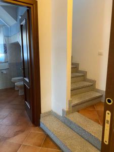 サン・テオドーロにあるCase Vacanze Villa Rositaのバスルーム(階段付)、トイレが備わります。