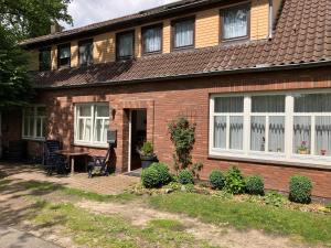 a brick house with a table in front of it at FeWo Kronsberg in Eldingen