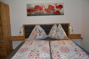 A bed or beds in a room at Appartement Wieshof