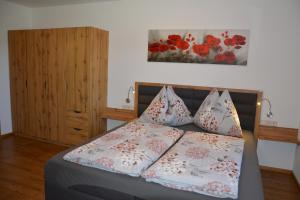 A bed or beds in a room at Appartement Wieshof