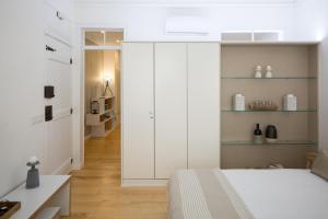 リスボンにあるApartamento Central - Mouraria - TTL316のベッドルーム1室(ベッド1台、白いクローゼット付)