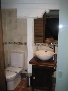 a bathroom with a toilet and a sink at La Serranilla in San Esteban de la Sierra