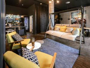 ウィーンにあるAdina Serviced Apartments Viennaのソファと椅子のあるリビングルーム