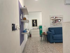 un soggiorno con divano blu e tavolo di il 64B - 10 minuti a piedi dal Policlinico San Matteo - a Pavia