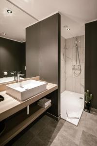 y baño con lavabo y ducha. en Adina Serviced Apartments Vienna en Viena