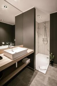 ウィーンにあるAdina Serviced Apartments Viennaのバスルーム(シンク、シャワー付) +27枚の写真