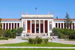 un gran edificio rojo y blanco con columnas en Newly Renovated Apartment in the heart of Athens. en Atenas